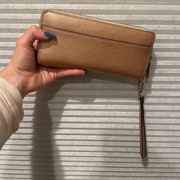 Michael Kors rose gold wallet/wristlet - Picture 2 of 4